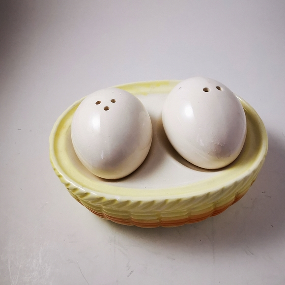 Vintage Ceramic Giftcraft Eggs on a Basket Salt and Pepper Shakers - Picture 2 of 16